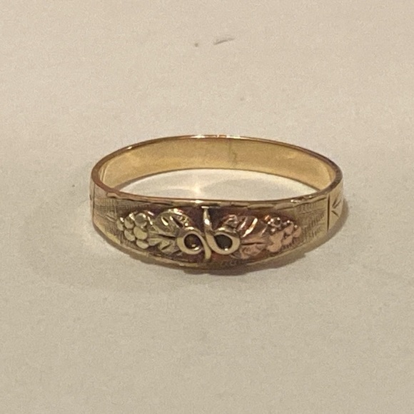 10K - 12K Black Hills Gold Pinky Ring - Good Vintage Condition. Authentic. - Picture 5 of 16